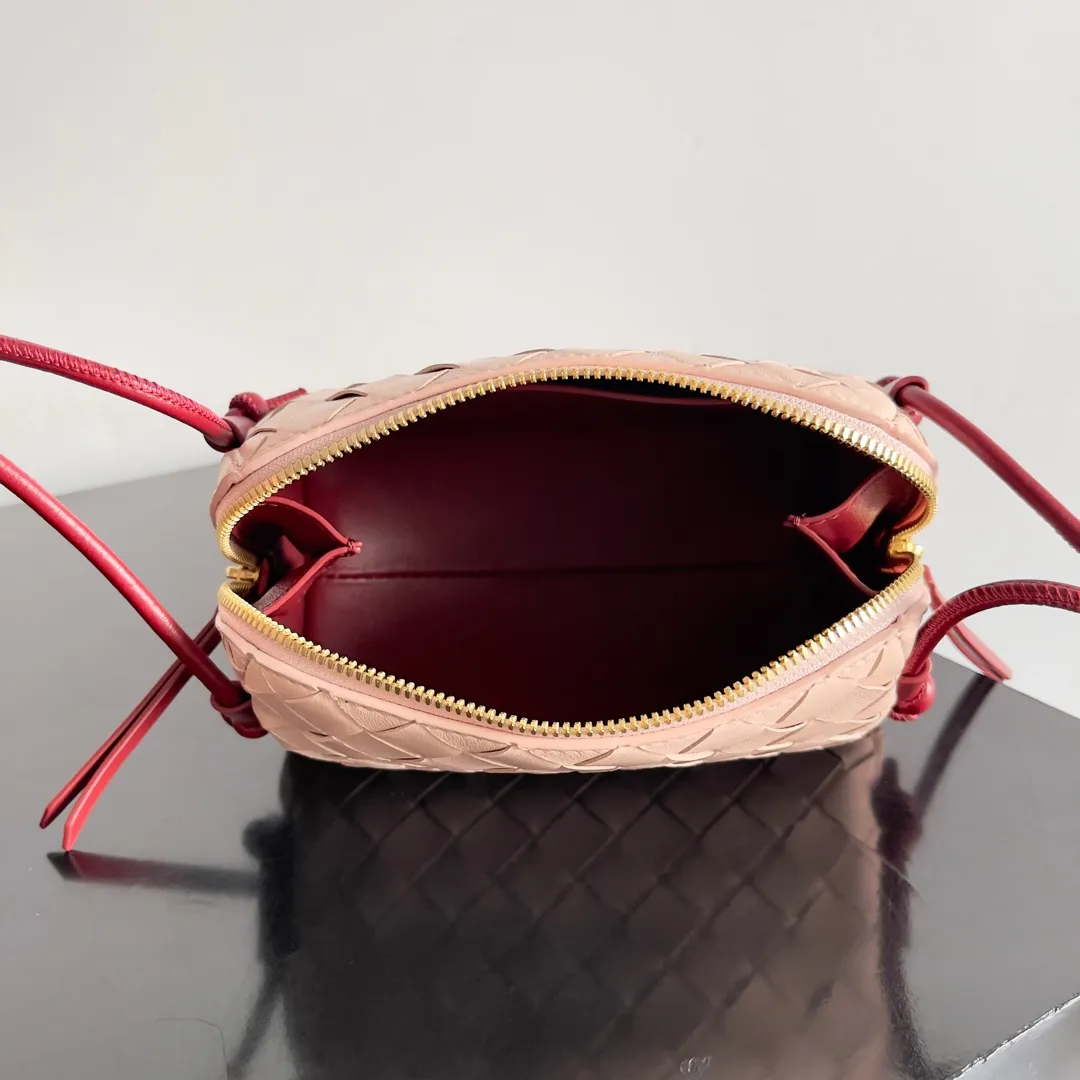 Batch 1360 BV new mini bag ceiling Bottegaveneta new Concert Pouch bag is small and has a large capacity. It can hold the Pro max mobile phone. The shoulder strap is adjustable for cross-body carry. It is very cost-effective to carry on one shoulder. The latest small bag in autumn has a lot of capacity. It can hold 4 short clips. I also tried it and it can hold one of my fists. It is cute, the capacity is touching and the length of the shoulder strap is adjustable for daily commuting. Full score 10 #bv woven bag Style number: 794258 Size: 18.5*11.5*8.5cm